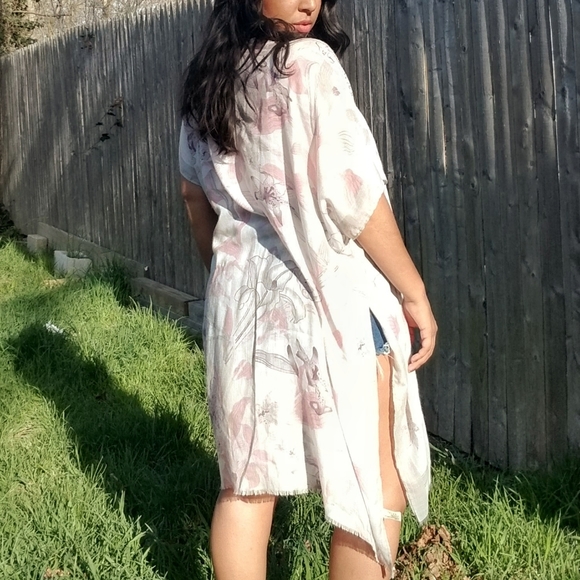 ✨️LAST ONE ✨️FLOATING FLORALS WHITE KIMONO CARDIGAN - Picture 2 of 10